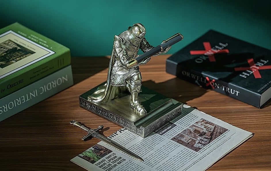 HDMbigmi King's Guard Knight Pen Holder Phone Stand Statue — scale reference