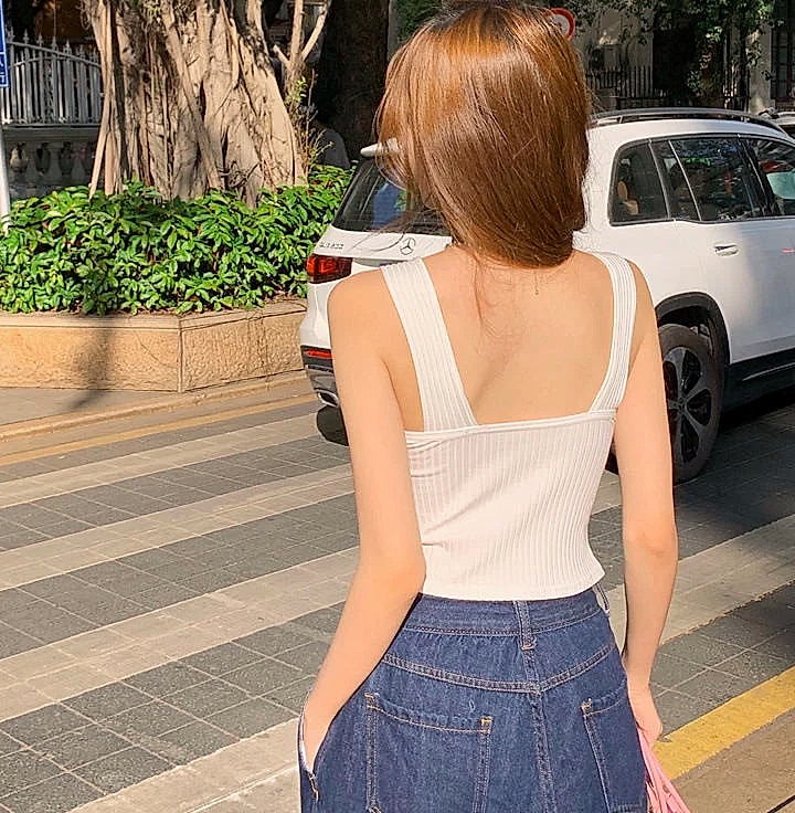 Women's Y2K Cropped Tank Top with Bra Pads and Suspenders — close-up details