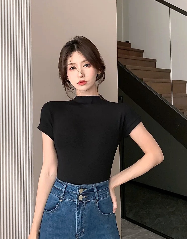 Basic Crop Top Short Sleeve Crewneck T-shirt for Women — interior detail