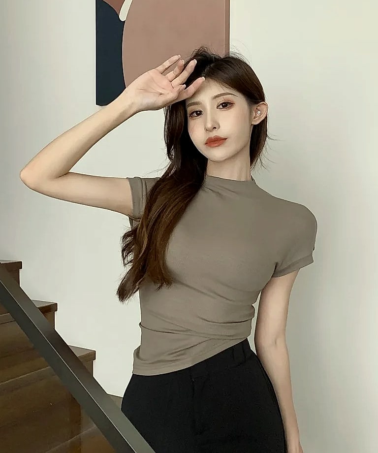 Basic Crop Top Short Sleeve Crewneck T-shirt for Women — close-up details