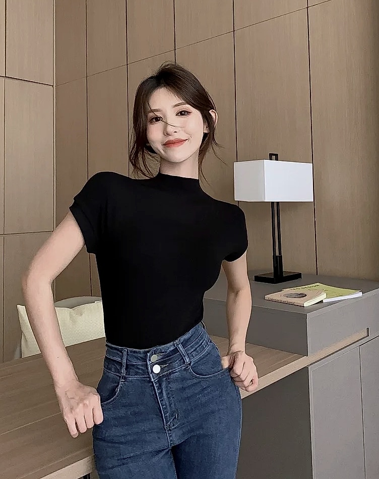 Basic Crop Top Short Sleeve Crewneck T-shirt for Women — package contents