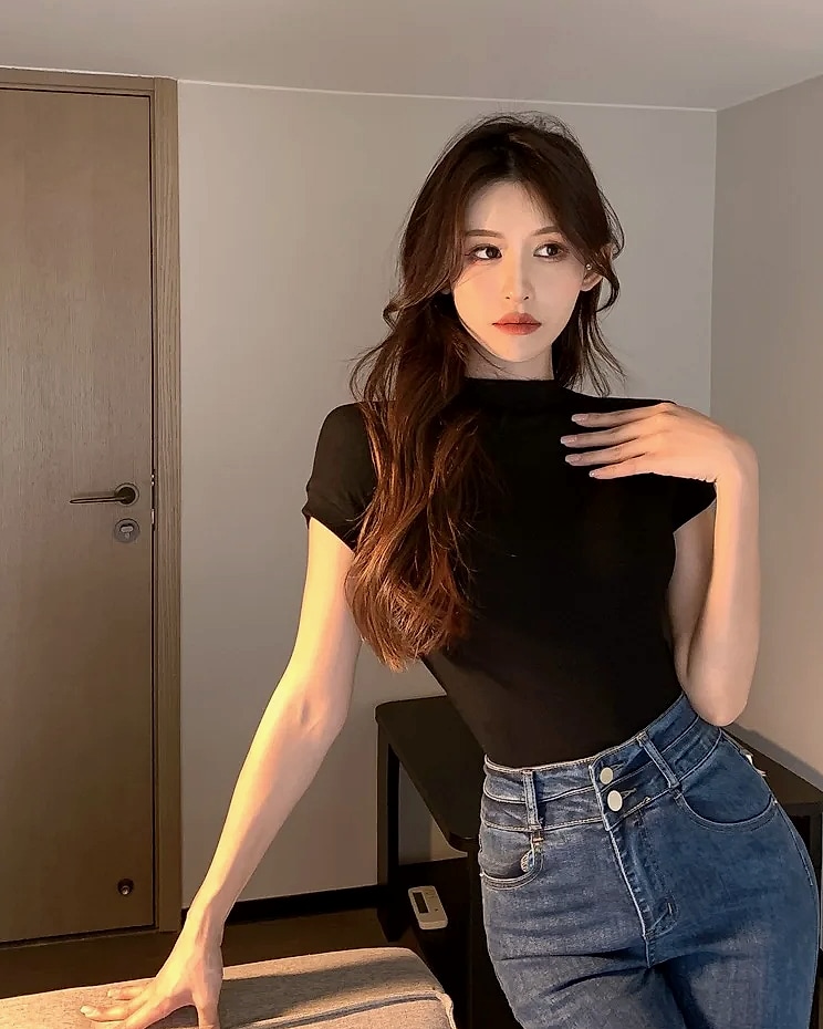 Basic Crop Top Short Sleeve Crewneck T-shirt for Women — scale reference