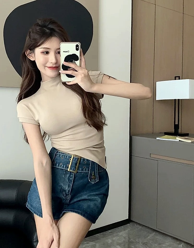Basic Crop Top Short Sleeve Crewneck T-shirt for Women — feature highlights