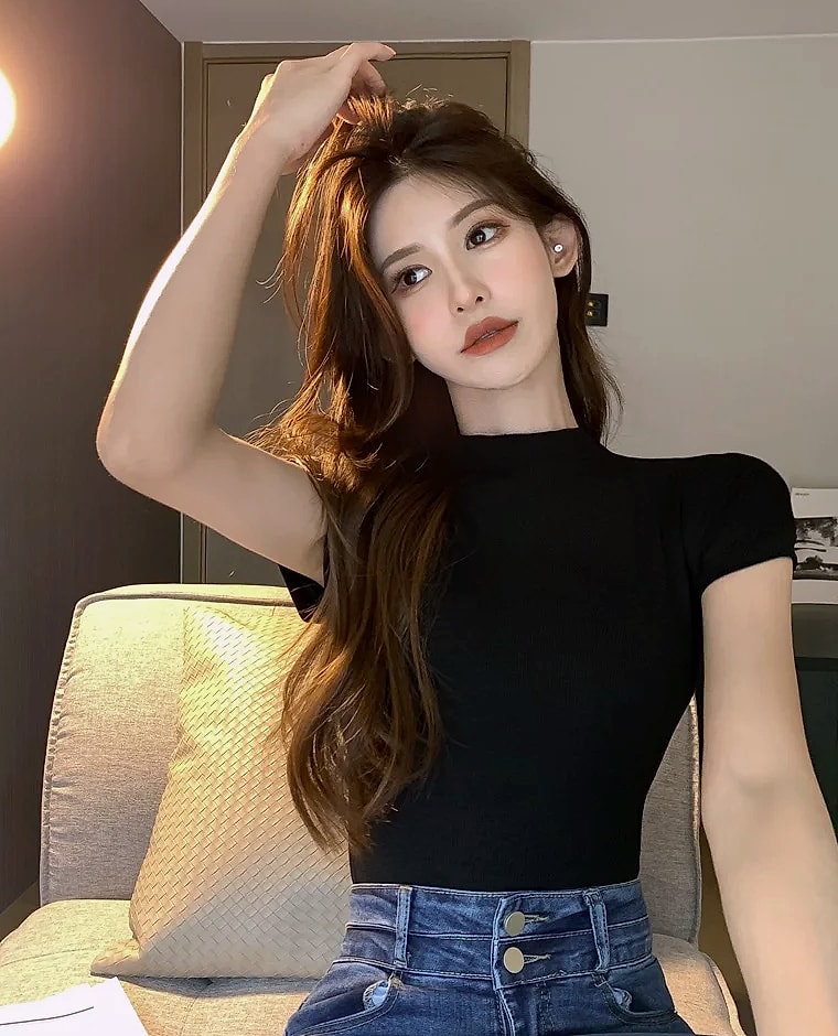 Basic Crop Top Short Sleeve Crewneck T-shirt for Women — close-up details