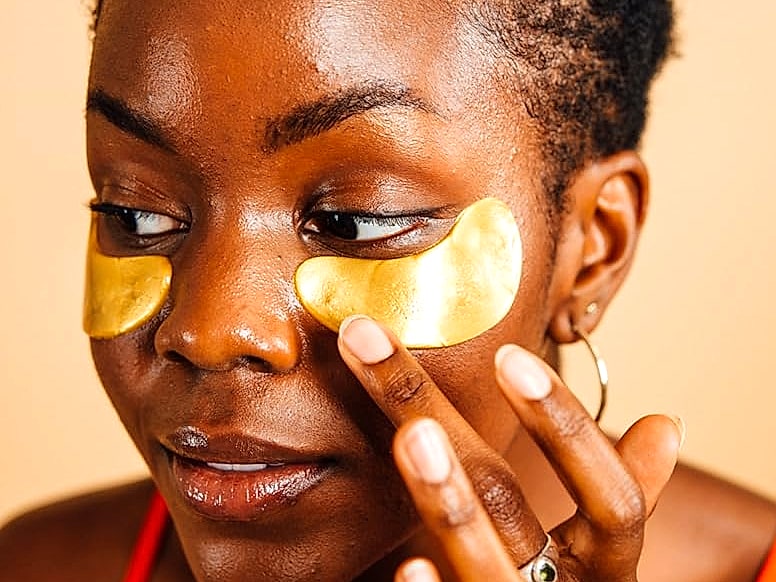 Grace & Stella Gold Under Eye Mask for Dark Circles, 24 — scale reference