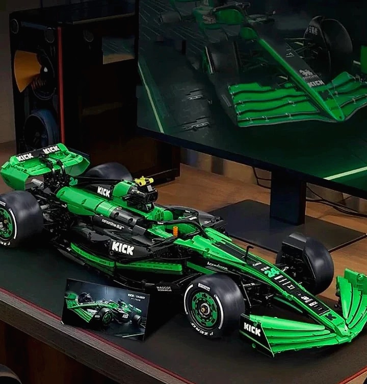 Technical KICK SAUBER F1 C44 Sports Model Car Set,1:8 — close-up details